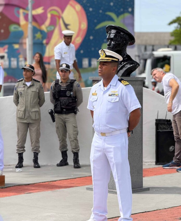 Evento militar com oficiais em uniforme branco.