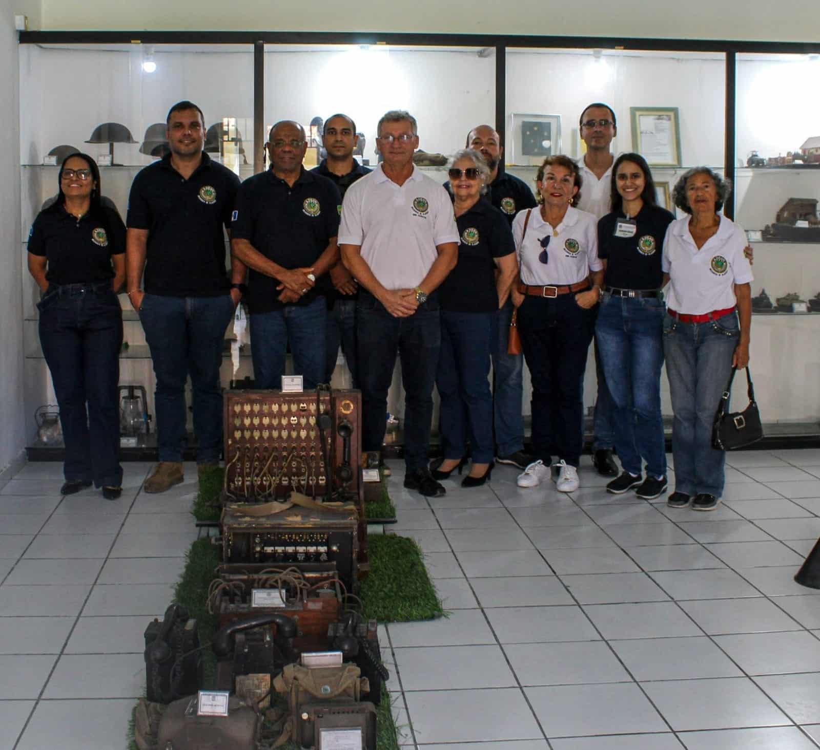 Grupo em museu com equipamentos antigos