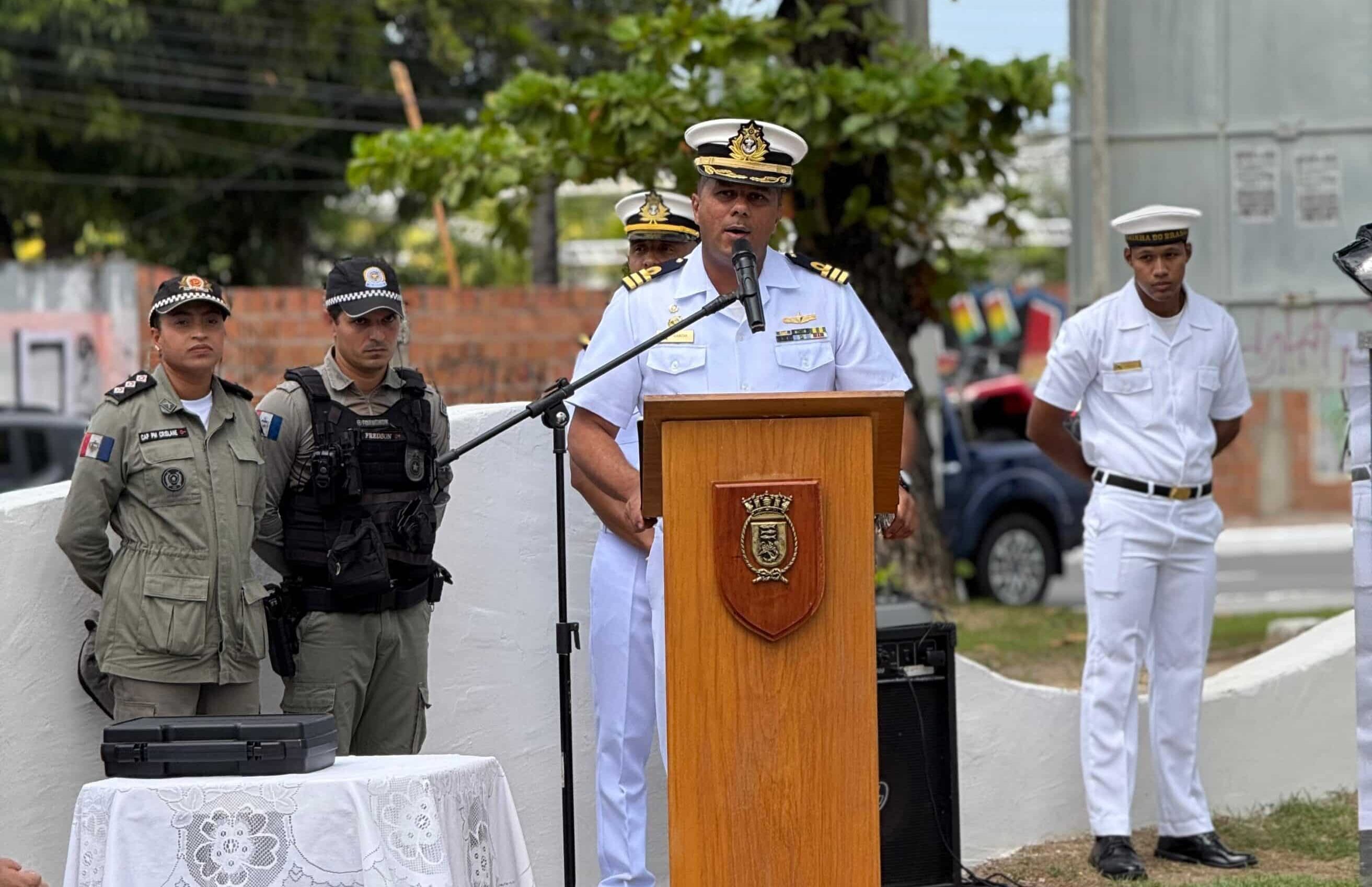 Oficial da marinha discursa ao ar livre.