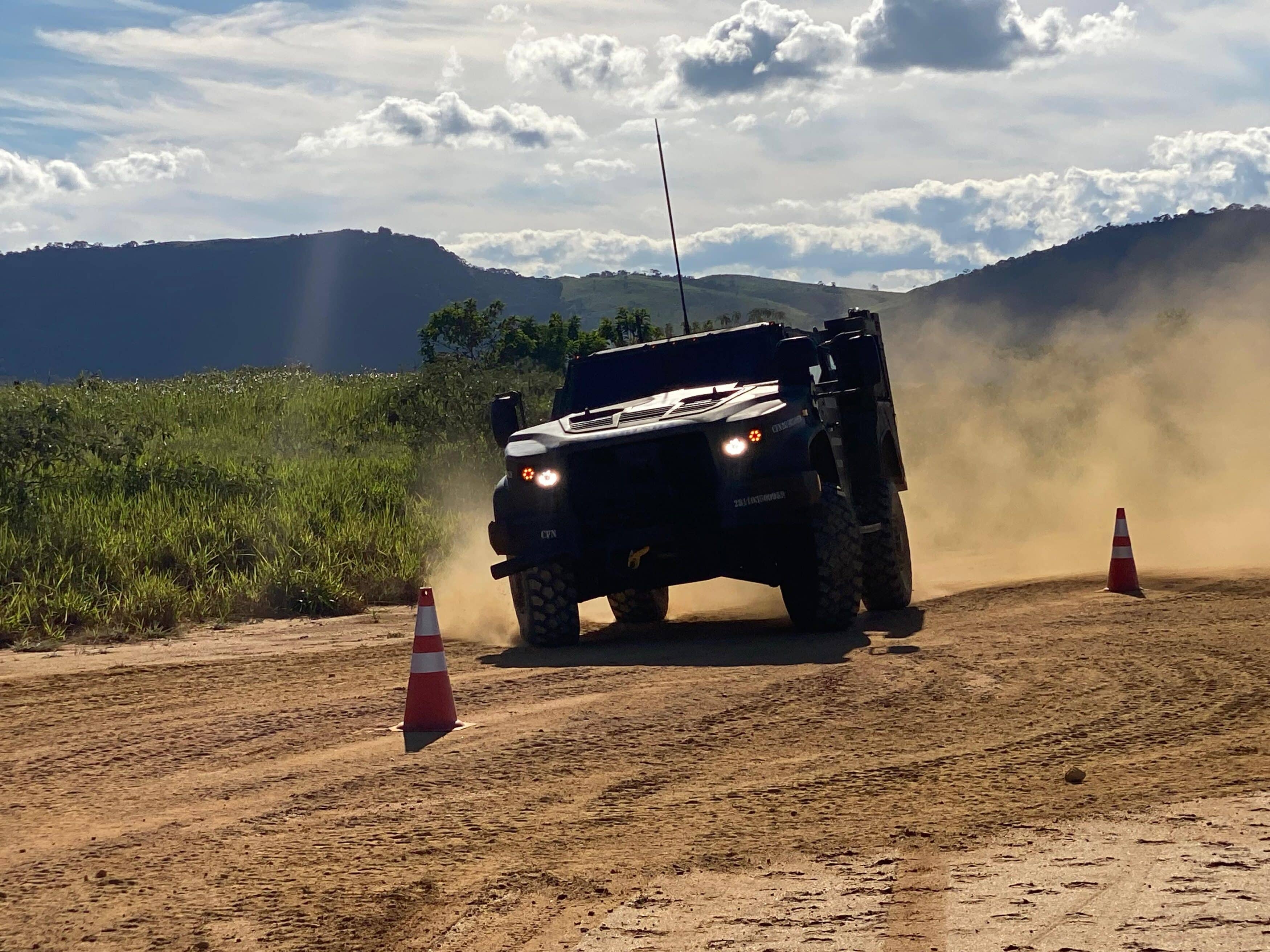 Veículo militar em estrada de terra