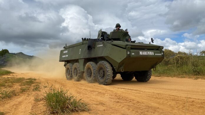 Veículo militar em estrada de terra