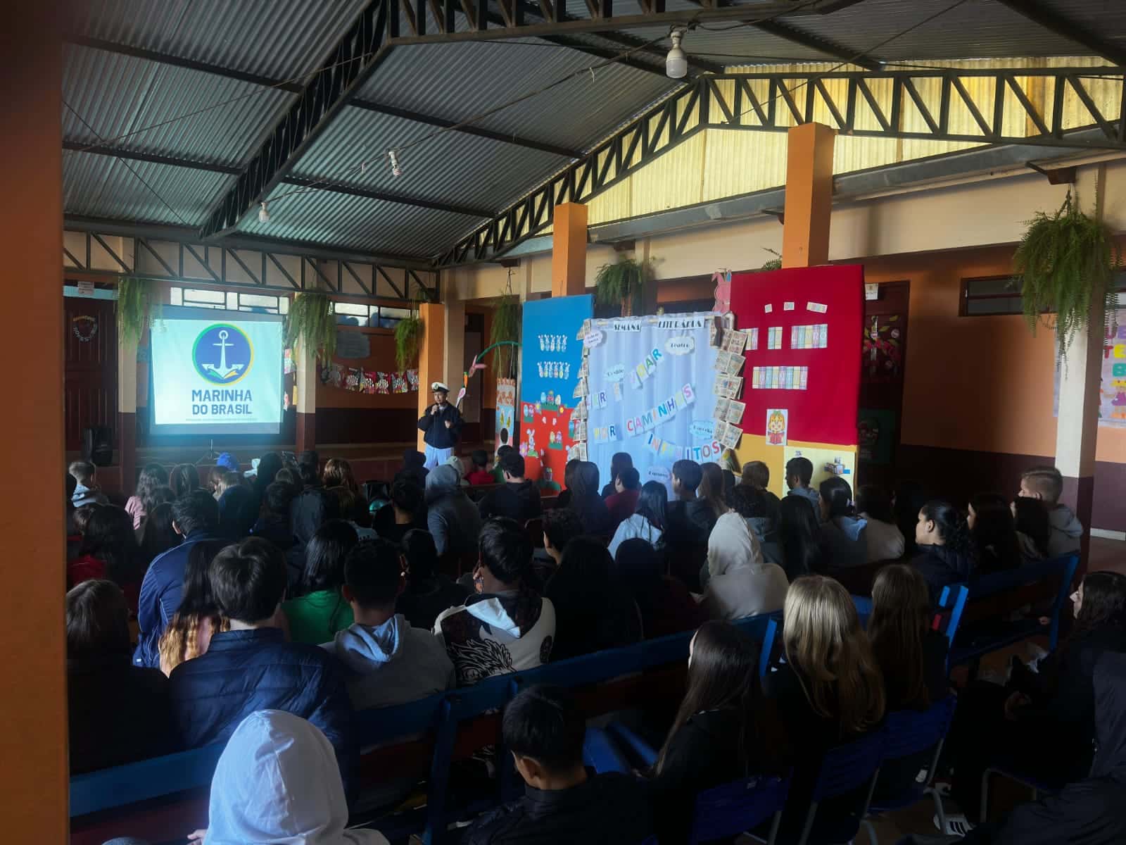 Apresentação da Marinha do Brasil em escola comunitária.