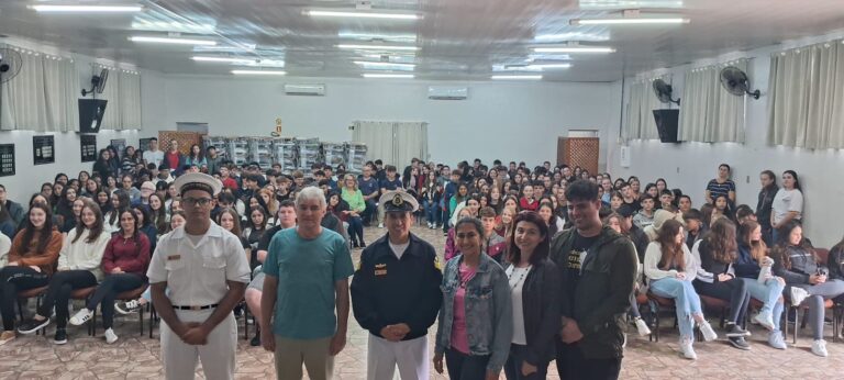 Palestra com participantes em auditório lotado.