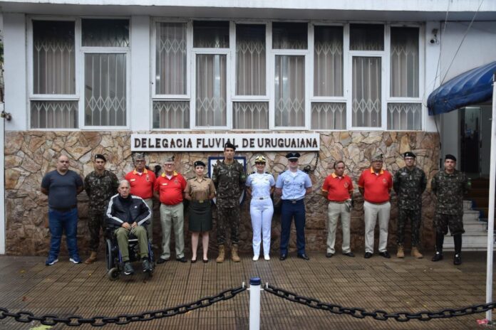 Pessoas posam em frente à Delegacia Fluvial de Uruguaiana.