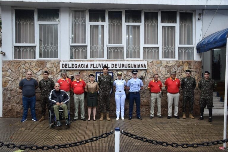 Pessoas posam em frente à Delegacia Fluvial de Uruguaiana.