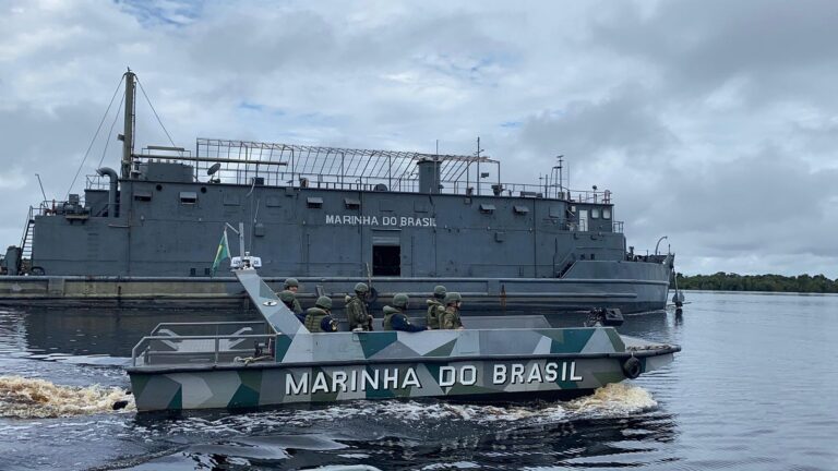 Barco da Marinha do Brasil em ação.