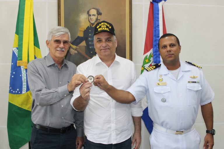 Homens com medalha da Marinha do Brasil.