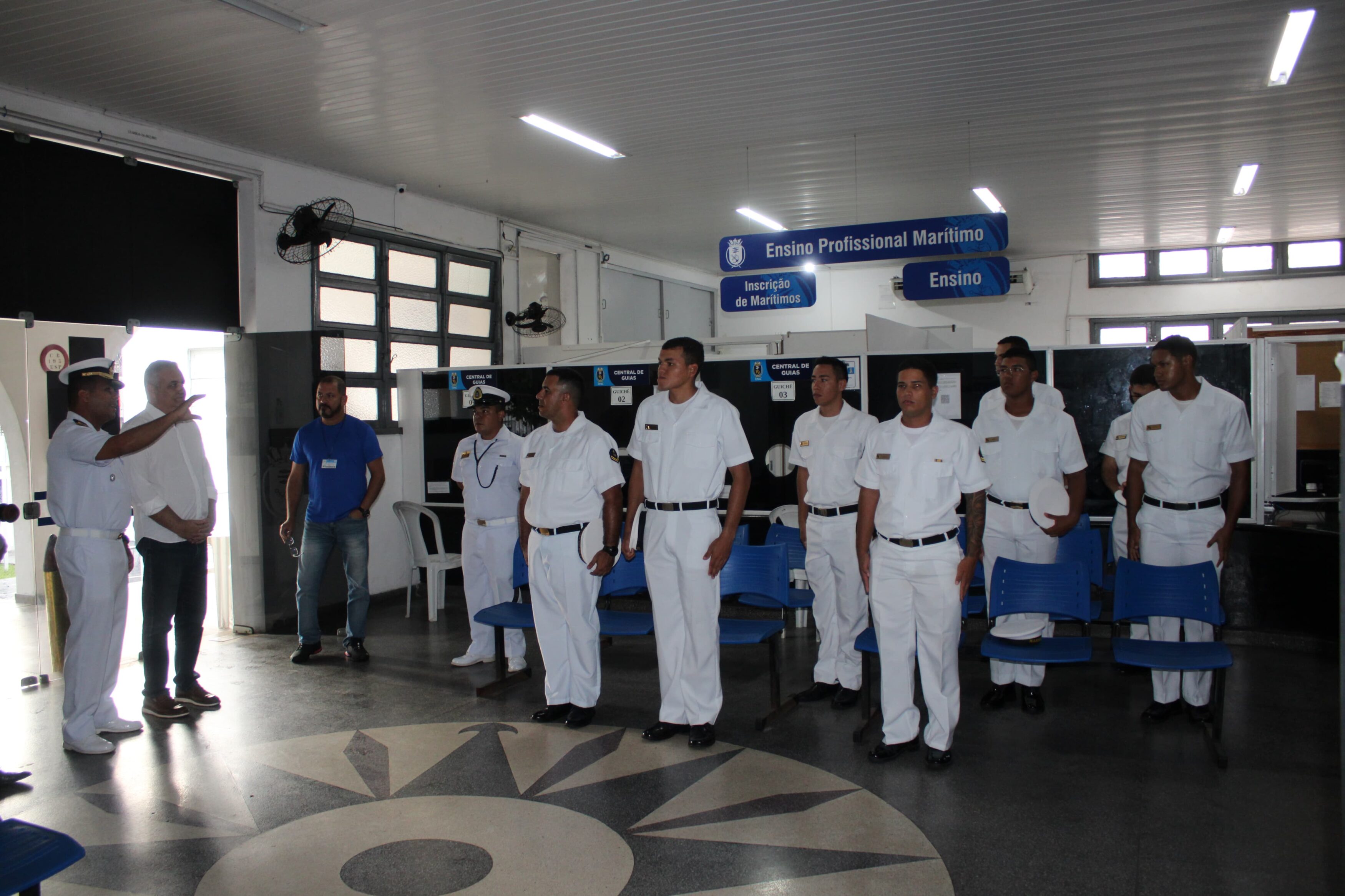Reunião de oficiais da marinha em sala de ensino.