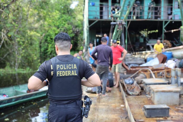 Polícia Federal durante operação em cenário rural.