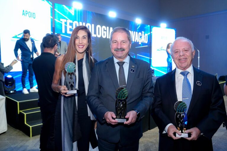 Pessoas recebendo prêmios de tecnologia e inovação.
