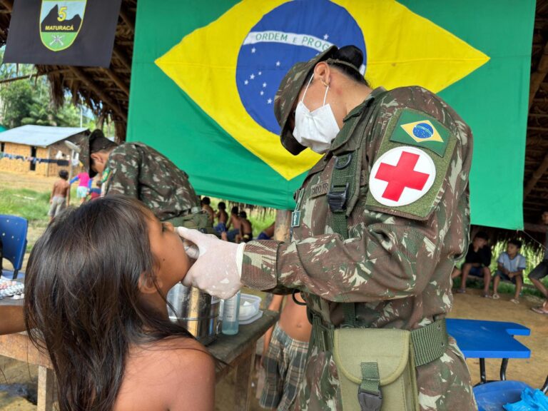 Soldado brasileiro atende criança em comunidade remota.