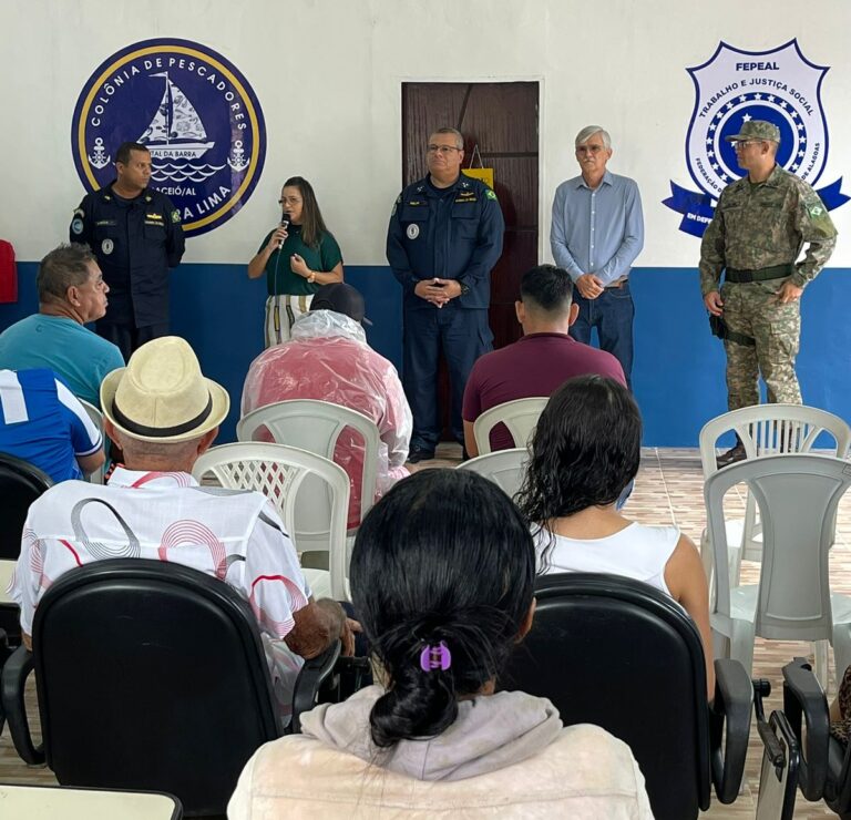 Evento na Colônia de Pescadores com oficiais e público.