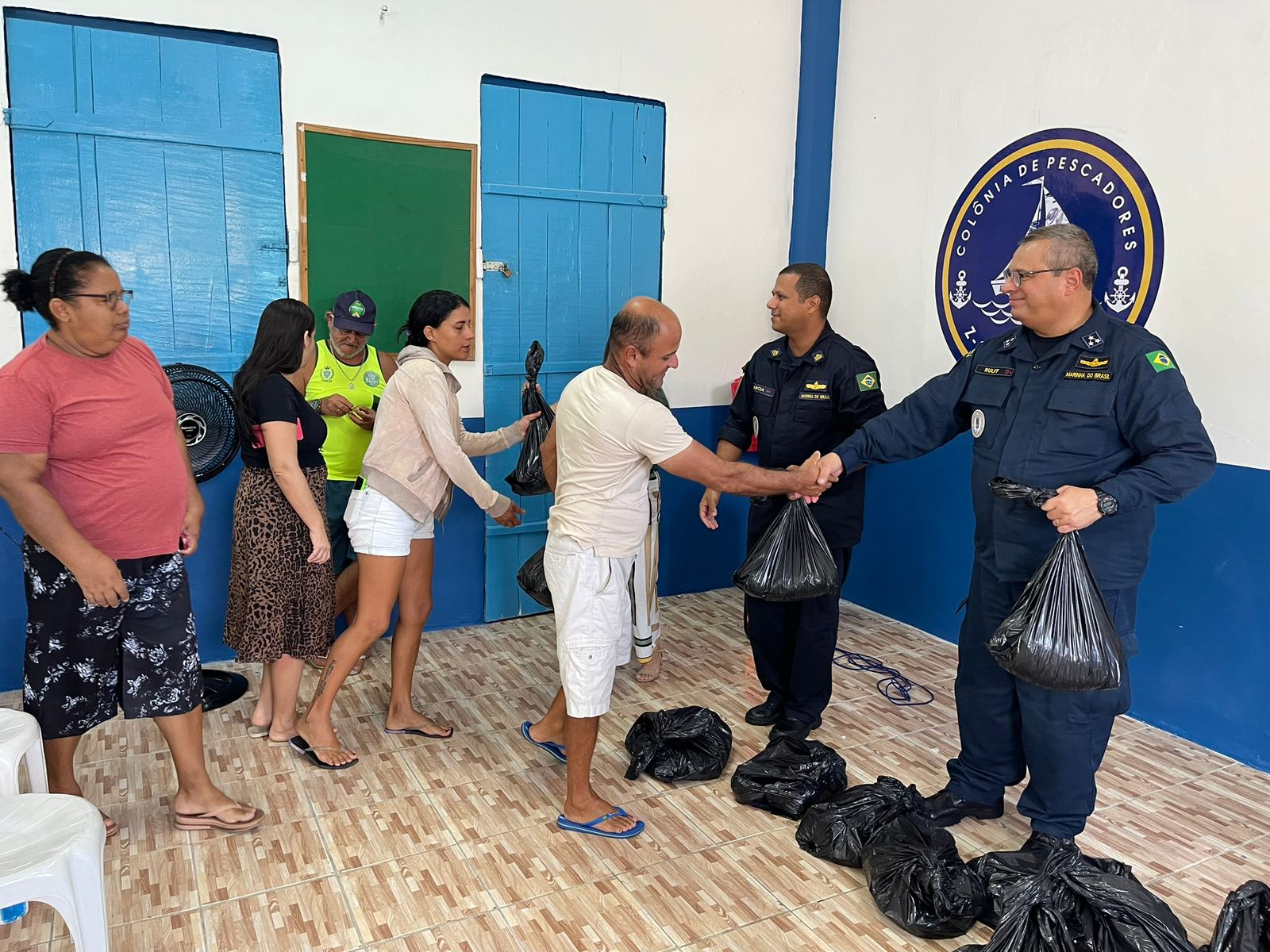 Distribuição de cestas básicas em colônia de pescadores.