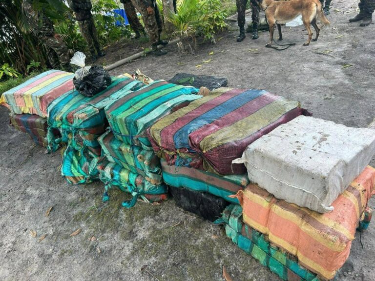 Sacos de carga de contrabando apreendidos por autoridades.