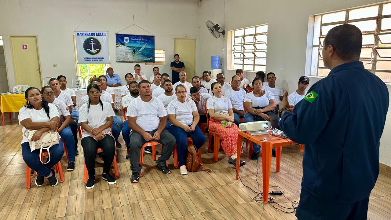 Pessoas em palestra da Marinha do Brasil.