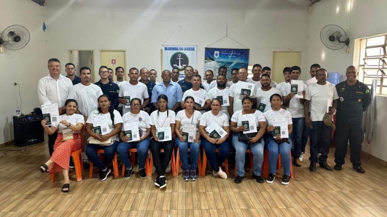 Grupo com certificados em sala da Marinha do Brasil.