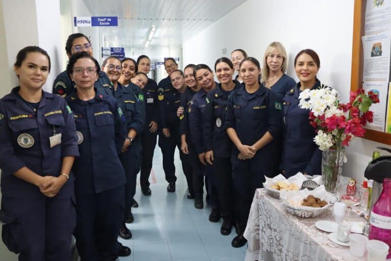 Equipe militar feminina em corredor de hospital.