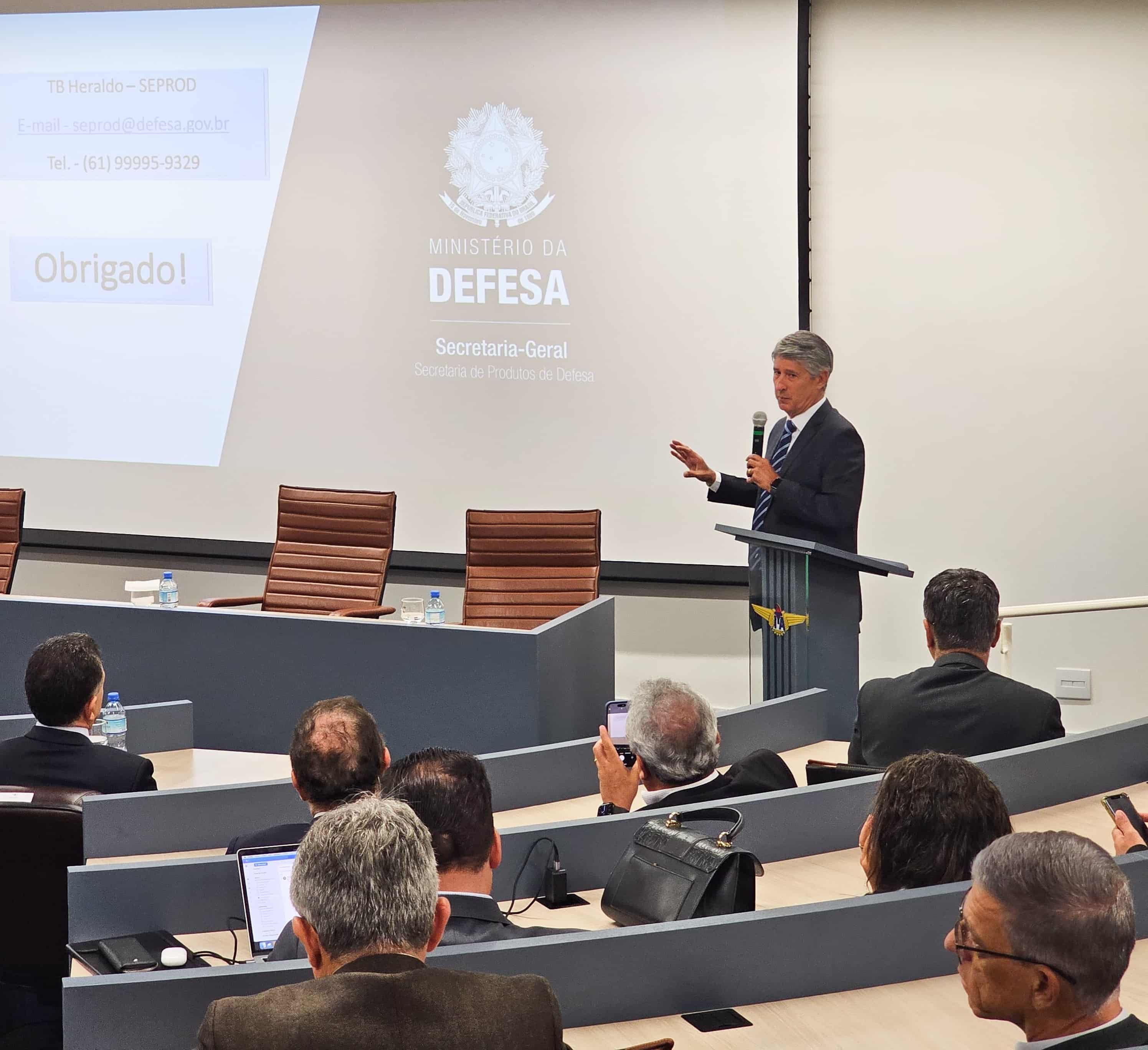 Palestra sobre Defesa com público atento