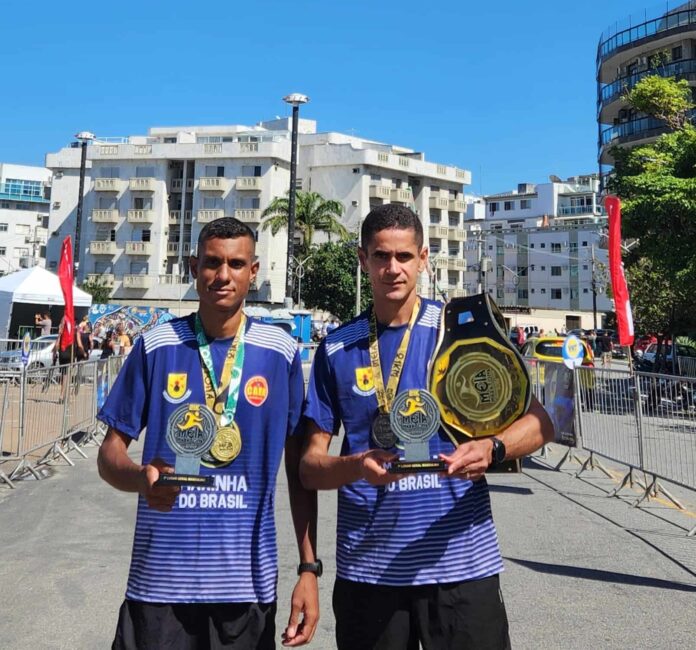 Vencedores da Meia Maratona com troféus.