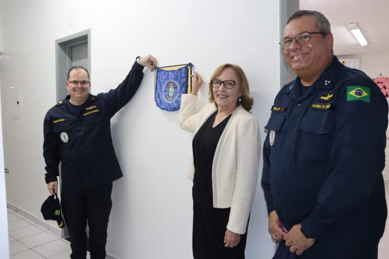 Inauguração com oficiais da Marinha do Brasil.