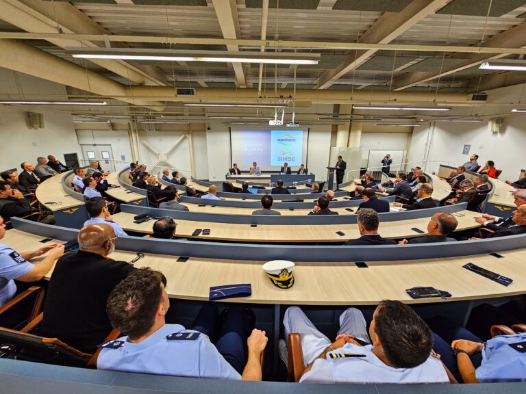 Reunião em auditório com oficiais militares e civis.