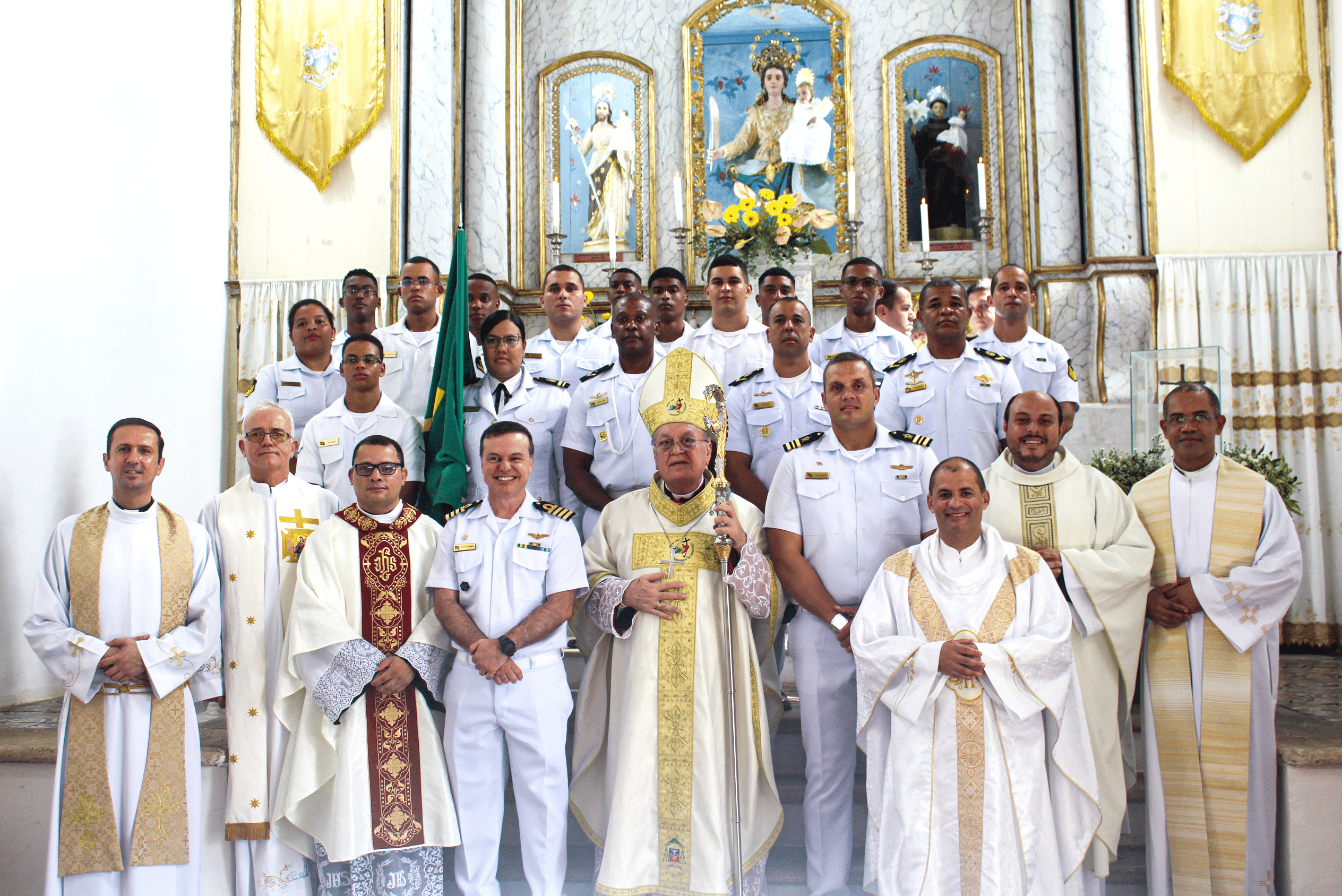 Grupo de militares e clérigos em cerimônia na igreja.