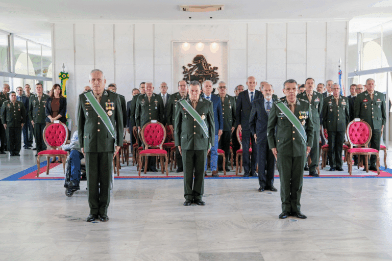 Cerimônia militar, oficiais em uniforme de gala, posição solene.