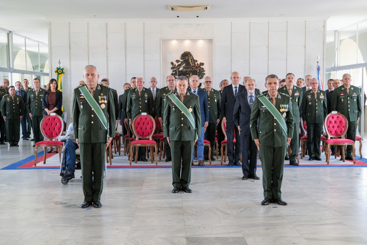 Cerimônia militar, oficiais em uniforme de gala, posição solene.
