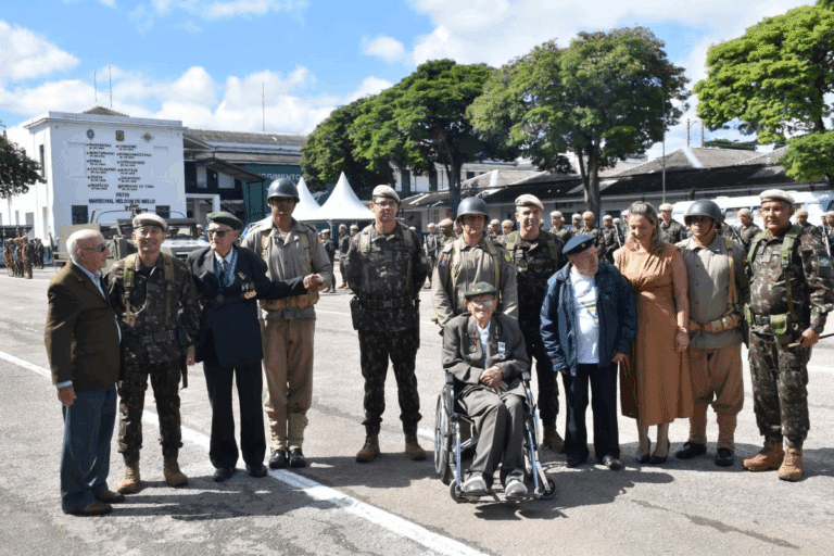 Veteranos e soldados em cerimônia militar no quartel.