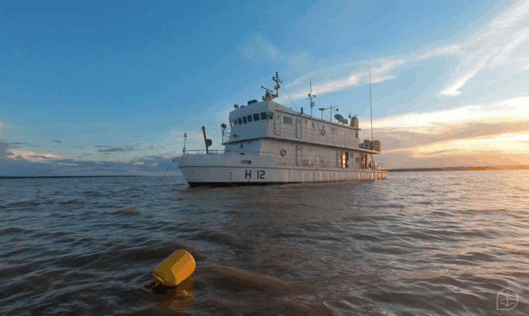 Navio ancorado durante o pôr do sol no rio.