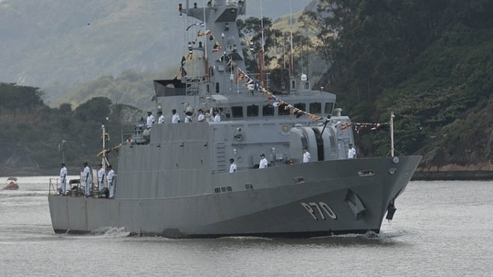 Navio patrulha da marinha brasileira navegando em rio.