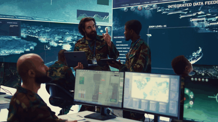 Militares analisando dados em sala de comando