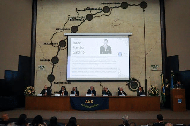 Palestra em auditório com painel de apresentação.