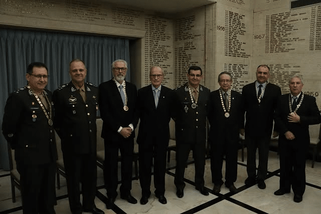 Oficiais e civis em cerimônia militar