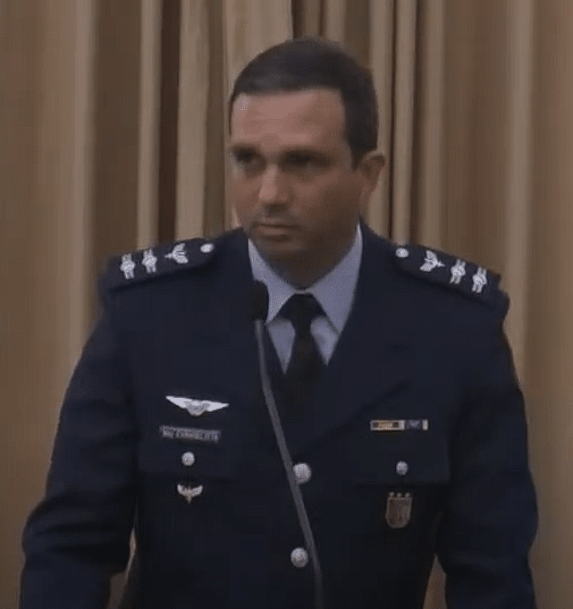 Oficial militar discursando em uniforme azul
