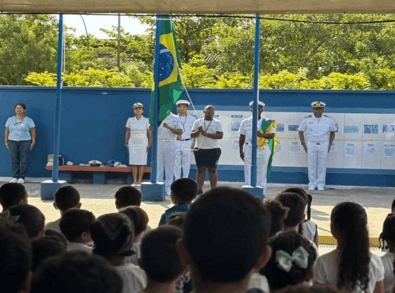 Cerimônia de hasteamento da bandeira no colégio.