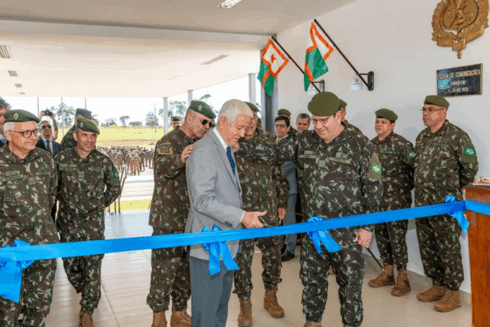 Inauguração de prédio militar com corte de fita azul.