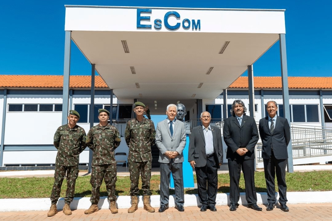 Militares e civis em frente ao prédio EsCom.