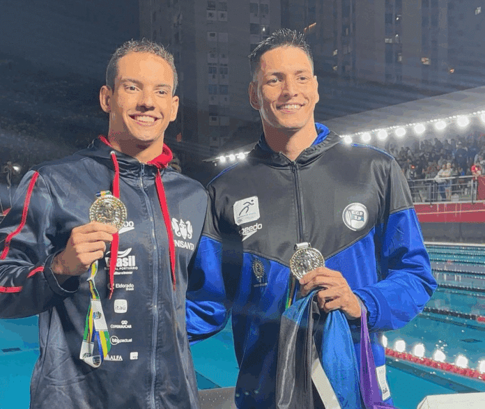 Dois nadadores com medalhas em competição de natação.