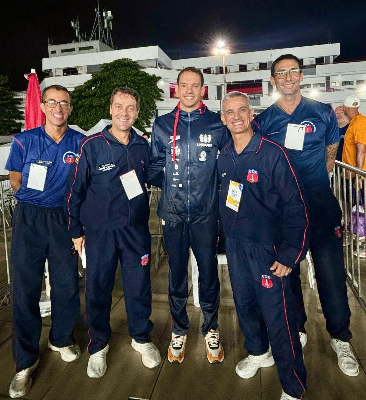 Grupo de pessoas sorrindo em roupas esportivas.