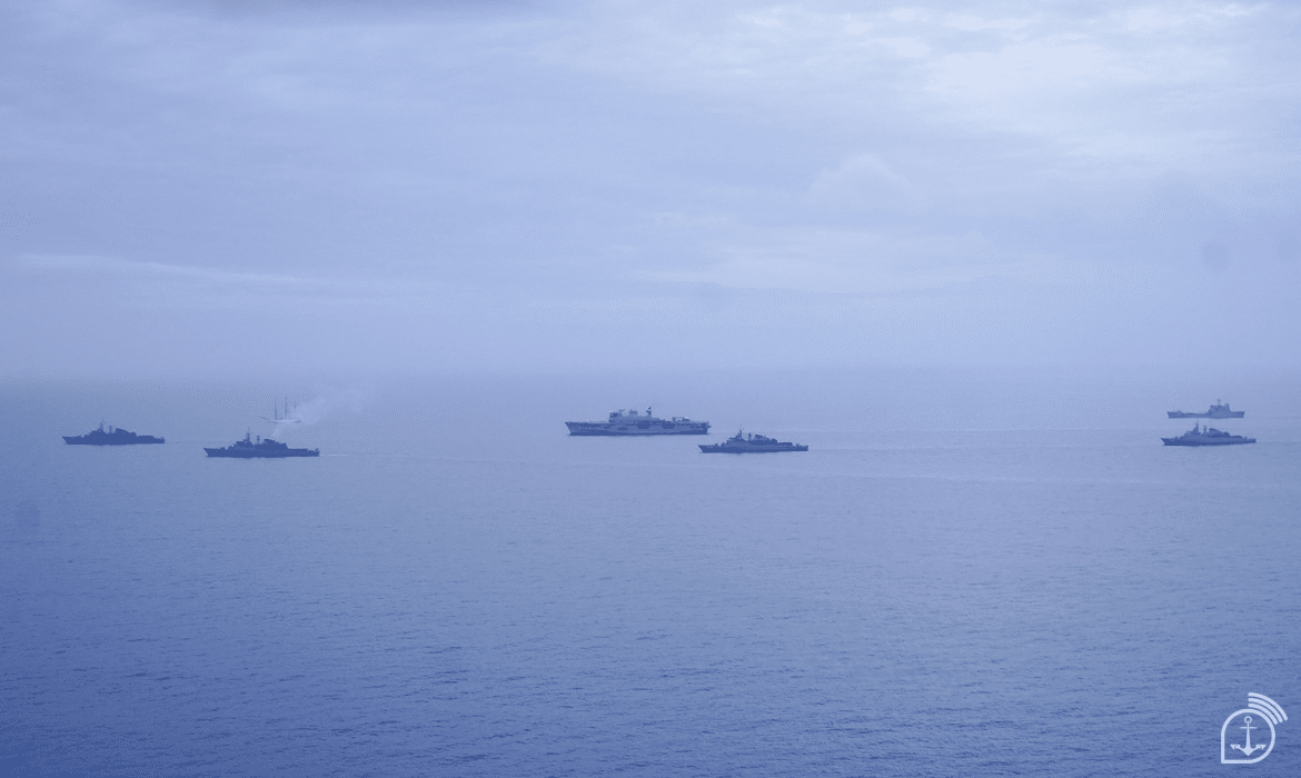 Navios de guerra no oceano em exercício militar.