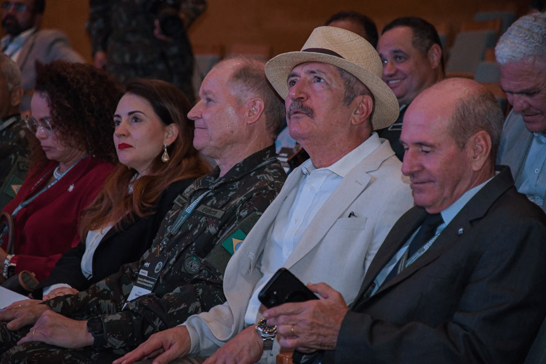 Pessoas em evento com trajes formais.