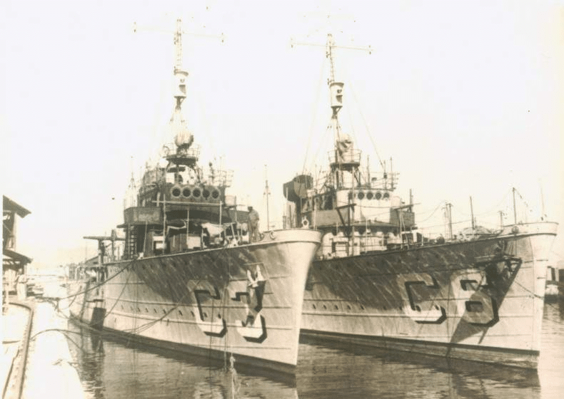 Dois navios de guerra ancorados lado a lado.