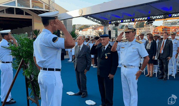 Cerimônia com militares e homenagens.