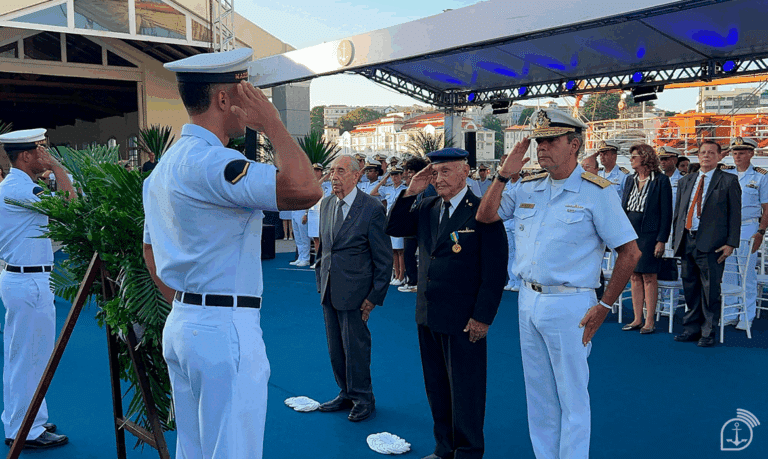 Cerimônia com militares e homenagens.
