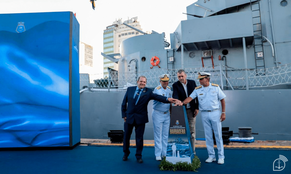Cerimônia na Marinha com autoridades militares.