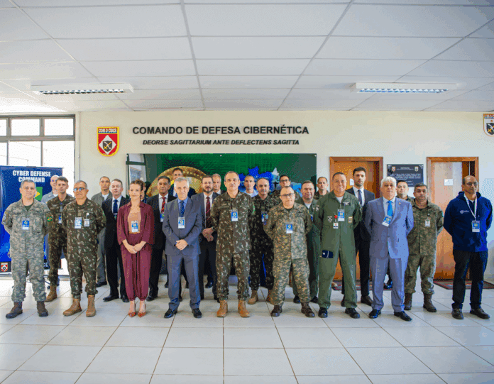 Oficiais no Comando de Defesa Cibernética do Brasil.