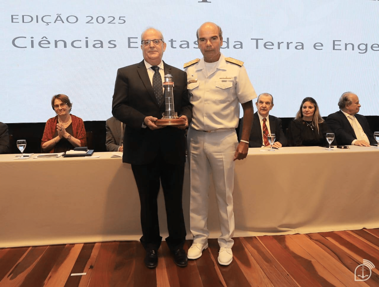 Entrega de prêmio em evento acadêmico 2025.