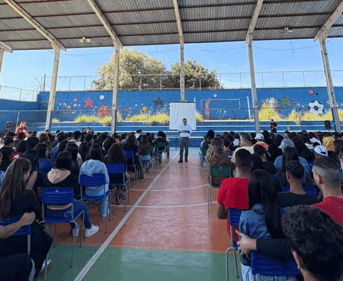 Palestra para estudantes em quadra coberta.