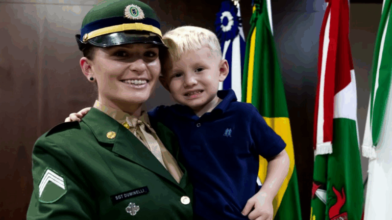 Soldado sorrindo com criança em frente a bandeiras